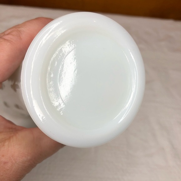 White Milk glass vase tear drops and dots design, no marking unknown maker - Picture 6 of 8